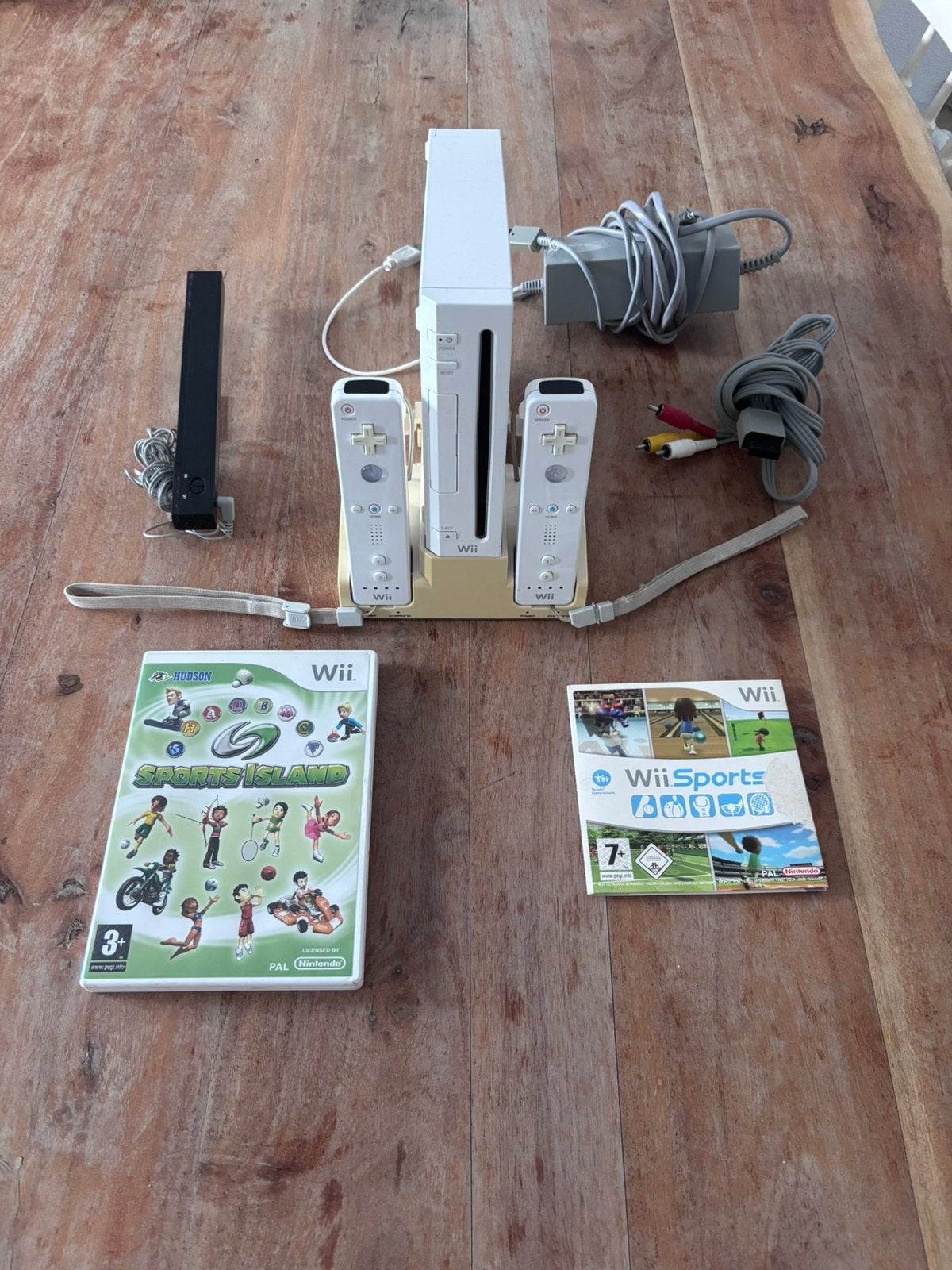 Wii set met sports games, Spelcomputers en Games, Ophalen of Verzenden, Zo goed als nieuw, Met 2 controllers