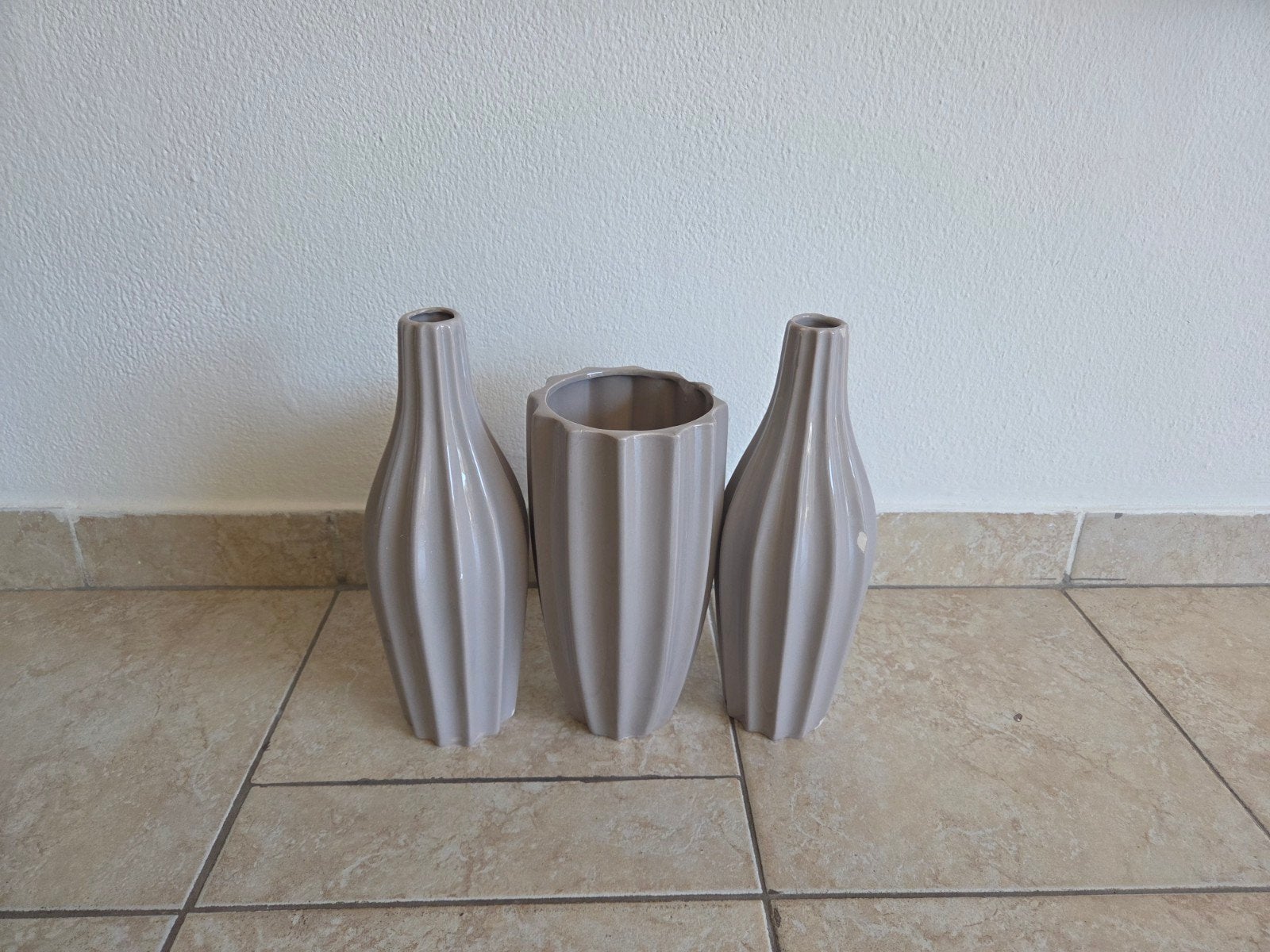 3 decoratieve vazen - Taupe, met lichte beschadiginge, Ophalen of Verzenden, Gebruikt, Steen/keramiek