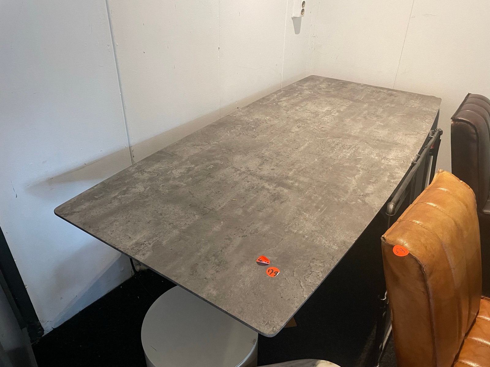 Betonlook tafel deens ovaal met beschadiging aan één kant, Huis en Inrichting, Tafels | Eettafels, Ophalen, Overige materialen