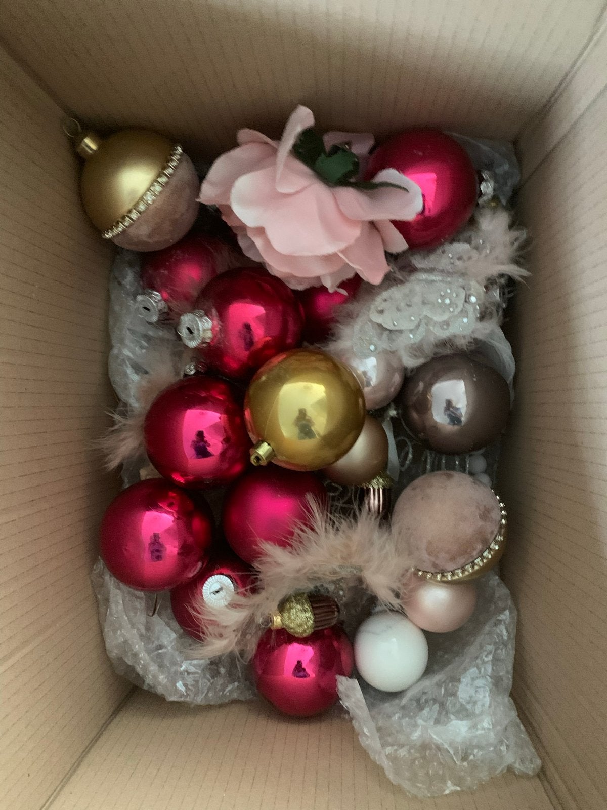 mix van kerstballen decoraties roze fuchsia goud, bruin wit,, Diversen, Ophalen of Verzenden, Zo goed als nieuw