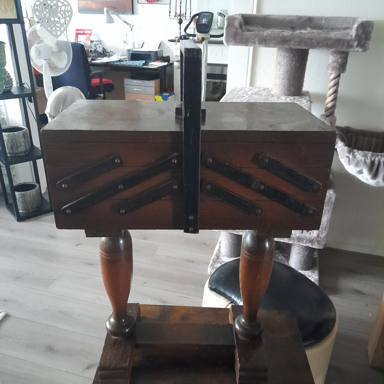 Vintage houten naaidoos op poten, Ophalen