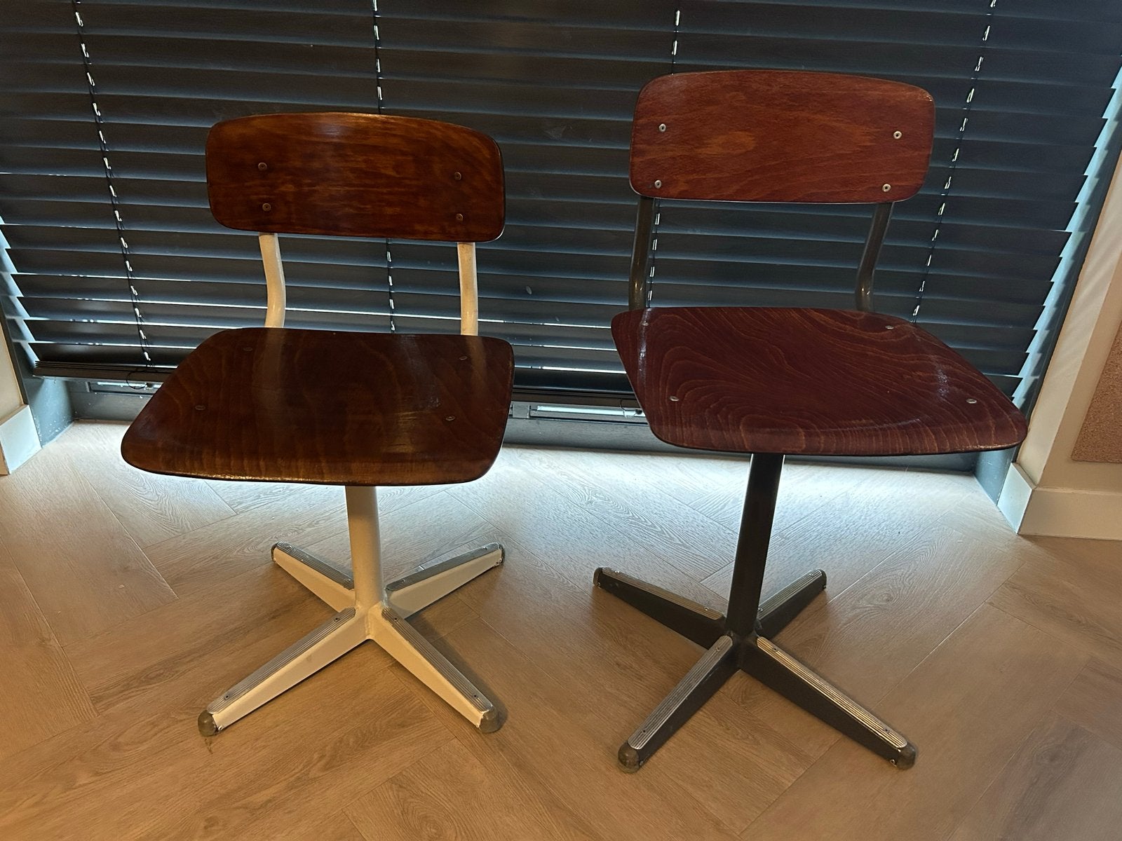 Set van 2 vintage schoolstoelen - hout en metaal, Antiek en Kunst, Ophalen