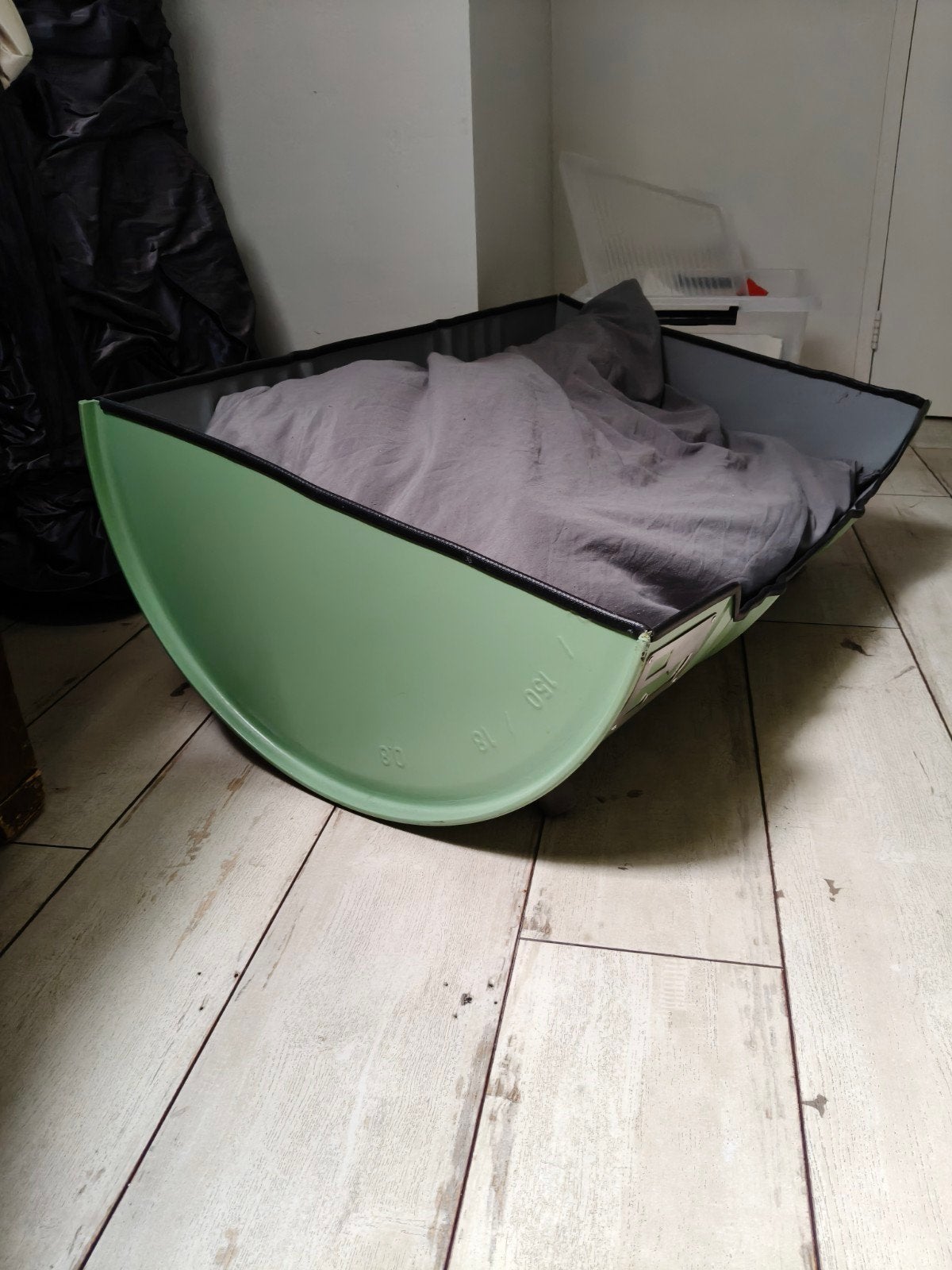 Groen met grijze hondenmand, Ophalen, Zo goed als nieuw, Overige