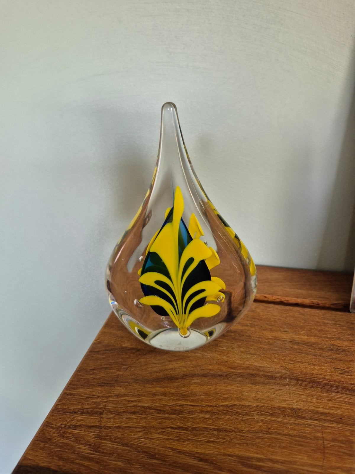 Glazen druppelvormige presse-papier met gele bloem, Ophalen of Verzenden
