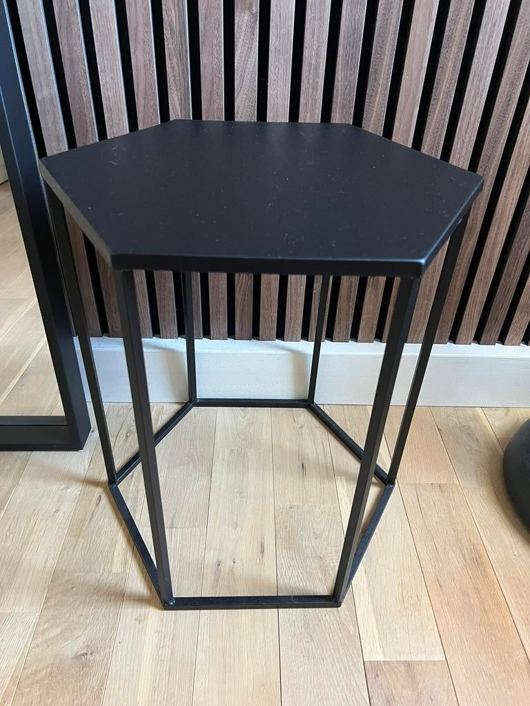 Bijzettafeltje zwart metaal, Huis en Inrichting, Tafels | Bijzettafels, Minder dan 55 cm, Gebruikt, Metaal of Aluminium, Ophalen