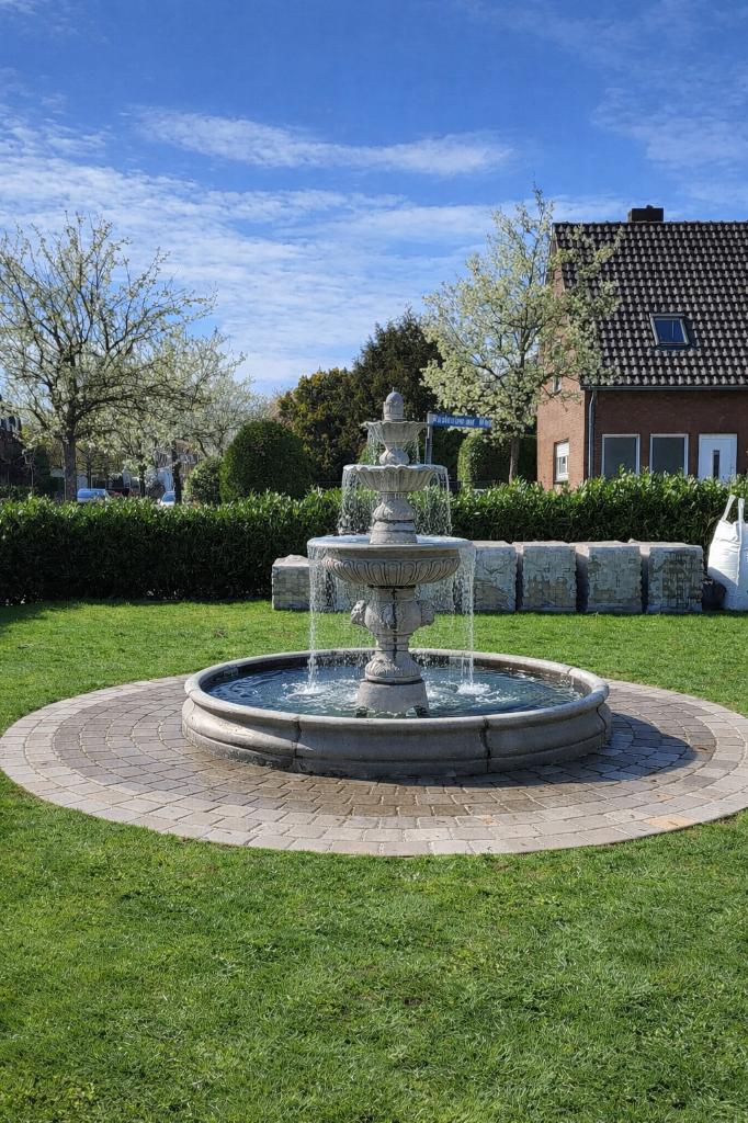 Grote renaissance fontein met rand