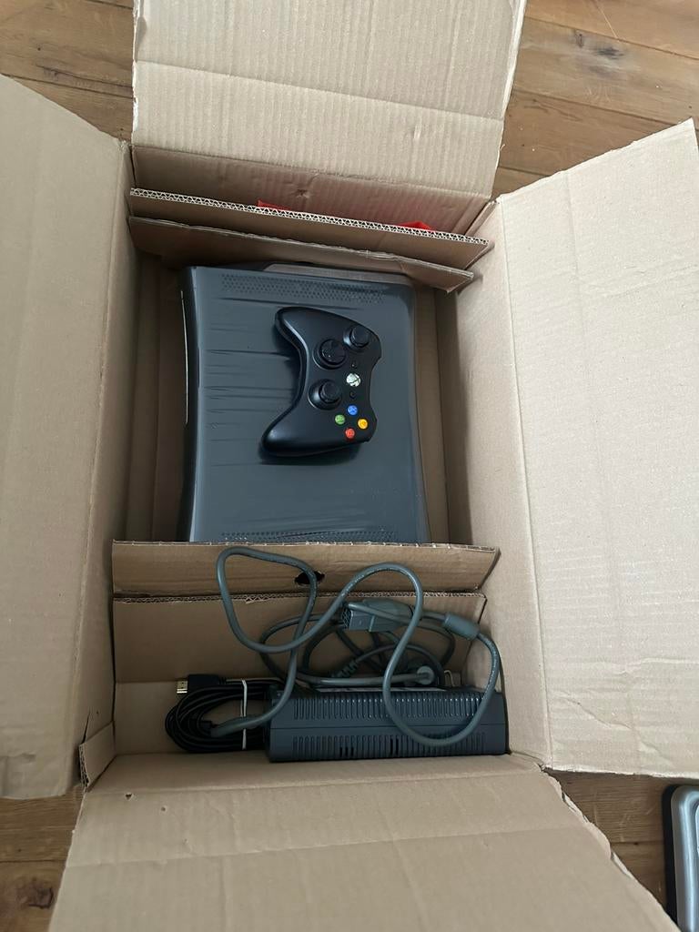 Xbox 360 nieuw in de doos, Spelcomputers en Games, Spelcomputers | Xbox 360, Ophalen of Verzenden, Nieuw, 250 GB, Met 1 controller