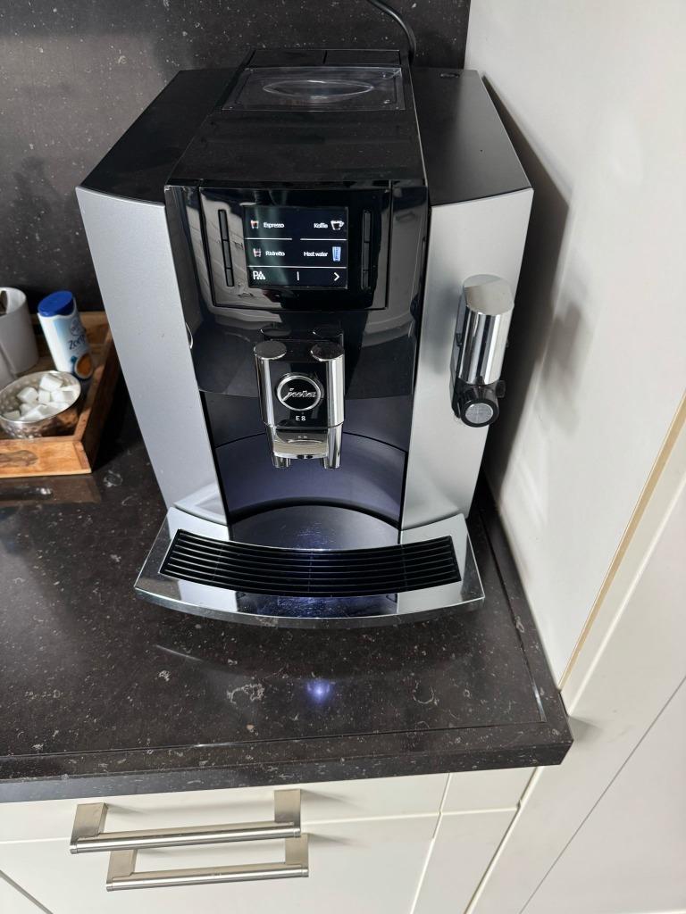 Jura E8 moonlicht silver met groot onderhoud, Ophalen, Gemalen koffie, 10 kopjes of meer, Koffiemachine