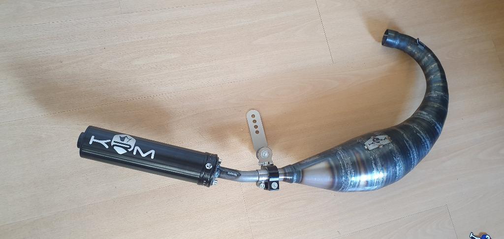 Nieuw! KRM uitlaat Minarelli AM6 onderlangs 70cc 80cc -100cc, KRM, Derbi, Nieuw, Uitlaat