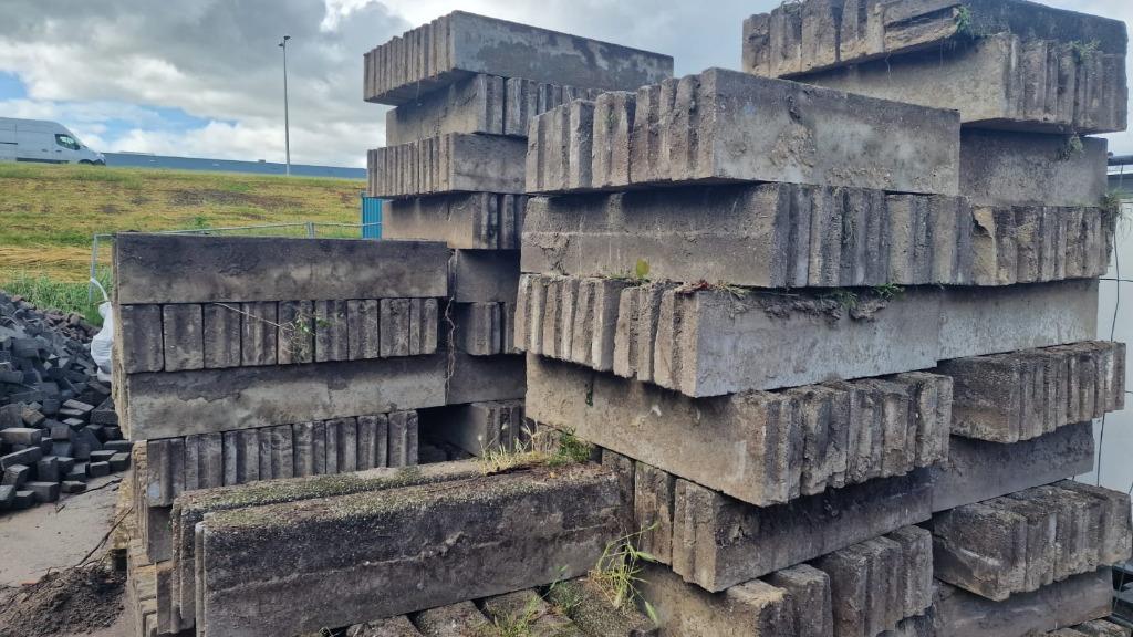 Gebruikte opsluitbanden straatbanden troittoirbanden, Ophalen, Gebruikt, Overige typen, 10 m² of meer