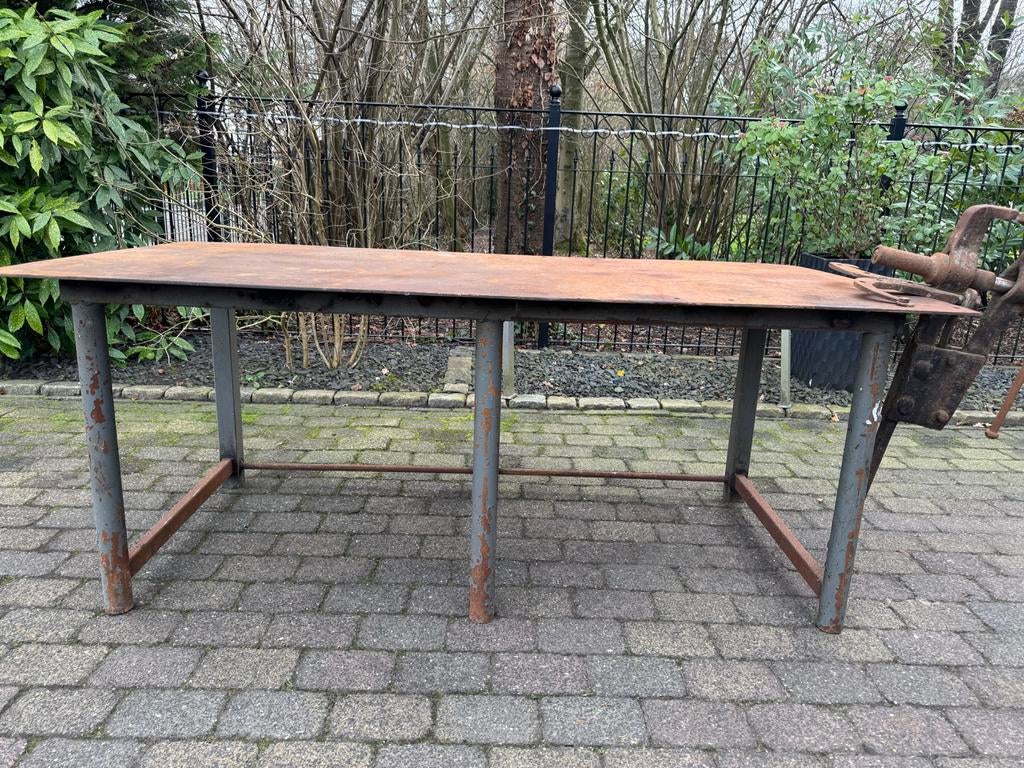 Stevige metalen werktafel / lastafel met bankschroef, Ophalen, Gebruikt, 120 tot 170 cm, Bankschroef