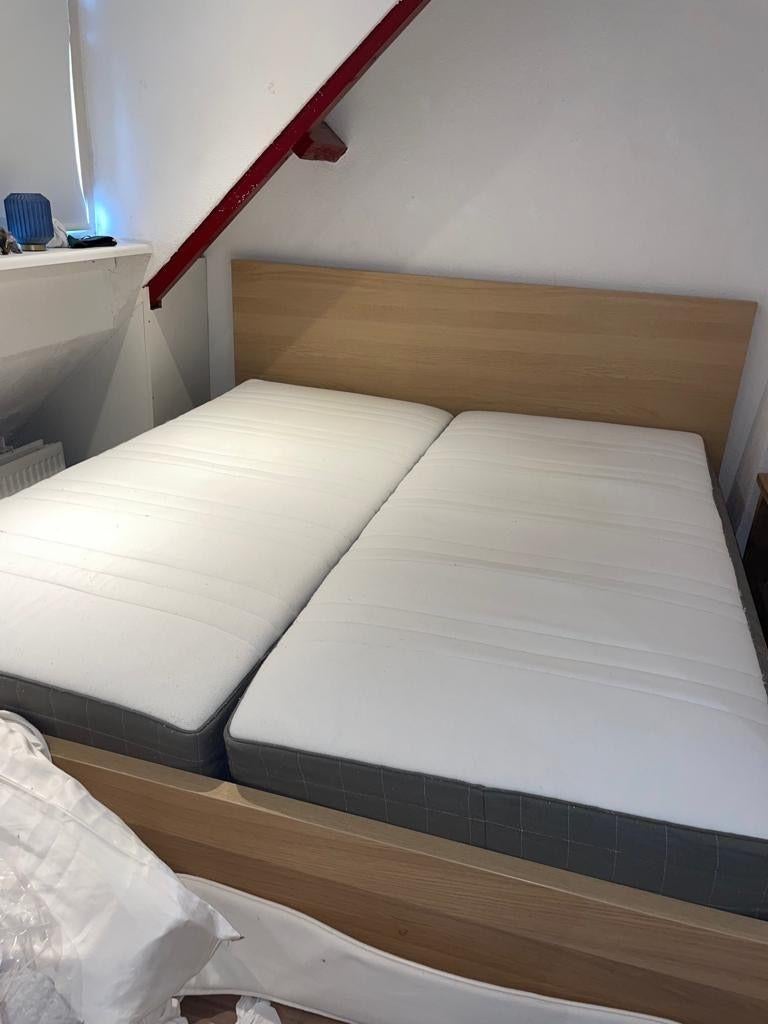 Bed 180x200 met frame en 2 matrassen, Gebruikt, Beige, Tweepersoons, Ophalen of Verzenden