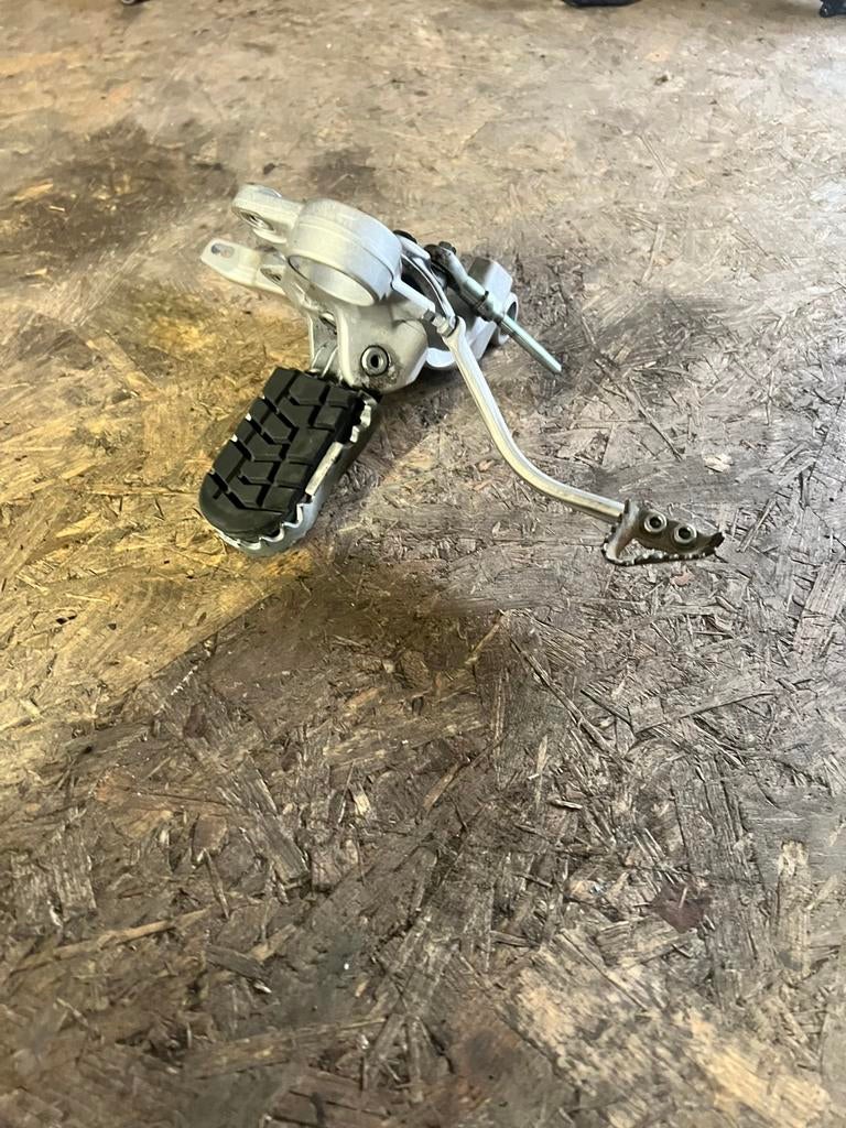 Ktm smc-r 690 2023 voet steun adapter met rem pedaal achter, Ophalen of Verzenden