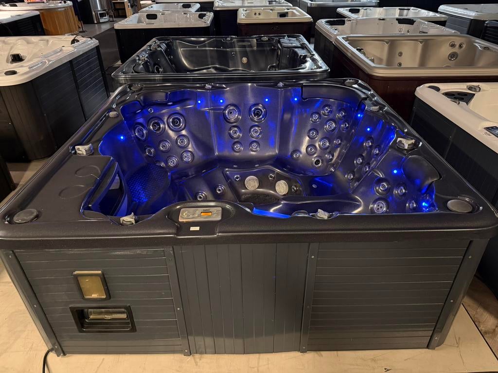 Jacuzzi Spa Sunspa 230x230 – Balboa –Plug & Play– Luxe Model, Ophalen, Zo goed als nieuw, Trap, Vast