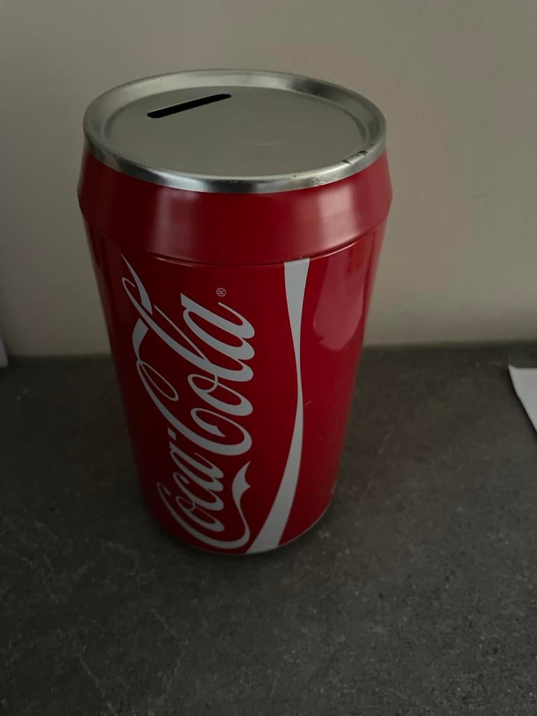 Coca Cola Spaarpot - Blik, Verzamelen, Spaarpotten, Ophalen of Verzenden, Gebruikt, Metaal of Blik, Object of Gebouw