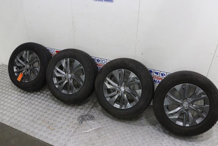 Velgen set + winterbanden van een Peugeot 2008 (2008 19-), Auto-onderdelen, Banden en Velgen, 12 maanden garantie, Gebruikt, -