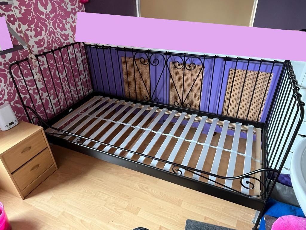 Bed Slaapbank MELDAL zwart metaal eenpersoons IKEA, Huis en Inrichting, Slaapkamer | Bedden, Ophalen, 90 cm, Eenpersoons, Zwart