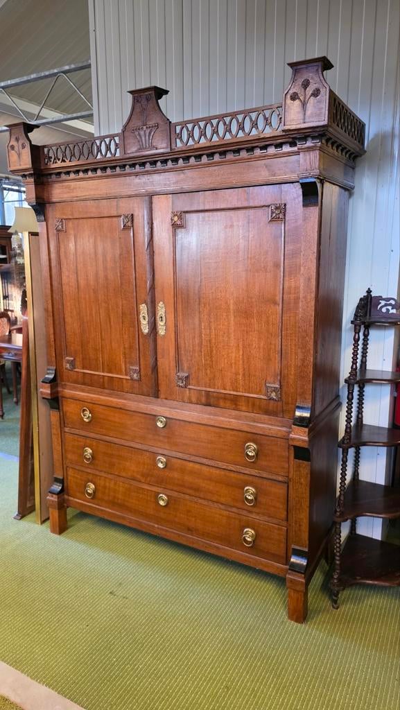 Eiken hekjes kabinet € 250, Antiek en Kunst, Antiek | Meubels | Kasten, Ophalen