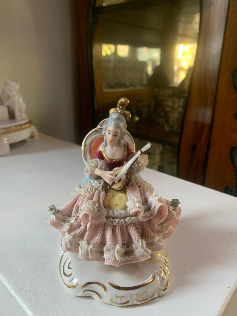Dresden porseleinen beeldje van dame met een mandoline, Verzamelen, Beelden en Beeldjes, Ophalen of Verzenden, Zo goed als nieuw