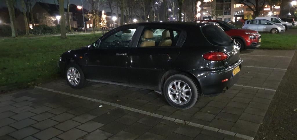 Alfa Romeo 147 1.6 T.spark 16V 77KW 5DR 2003 Zwart, Auto's, Alfa Romeo, Voorwielaandrijving, Beige, 4 cilinders, 400 kg