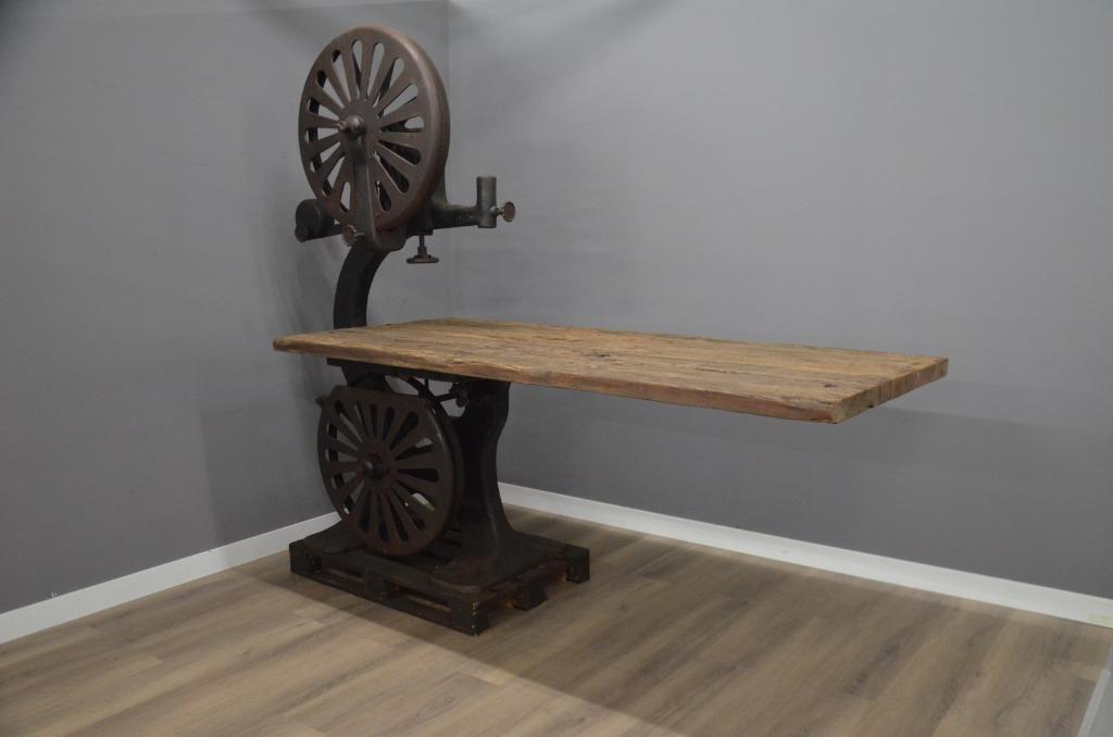 Industriele bartafel - gemaakt van een oude giet ijzeren lin, Vijf personen of meer, Nieuw, 200 cm of meer, 50 tot 100 cm