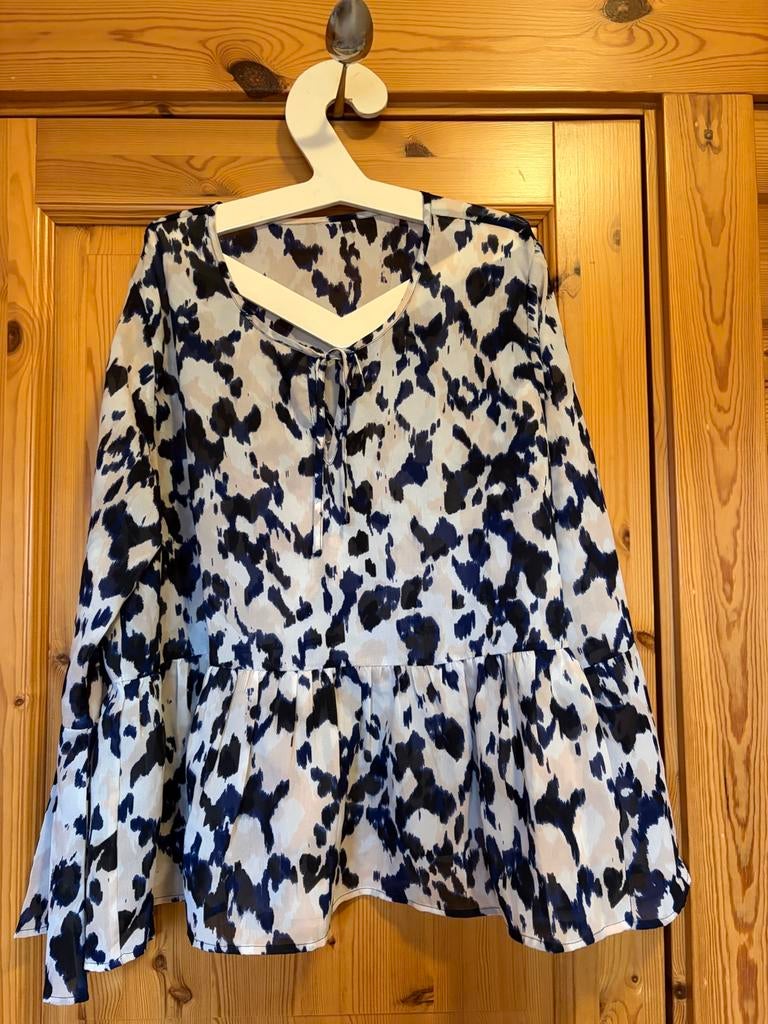 Blouse beige blauw lange mouw oto 64 lengte 68, Kleding | Dames, Ophalen of Verzenden, Zo goed als nieuw, Blauw, Blouse of Tuniek