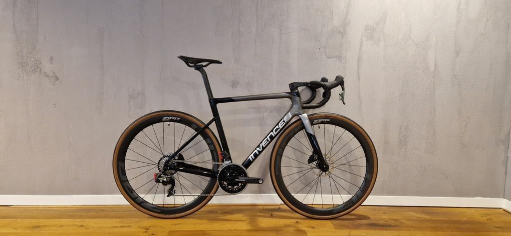 Invence R-one 54cm, 28 inch, Carbon, Heren, Havenstraat 43c