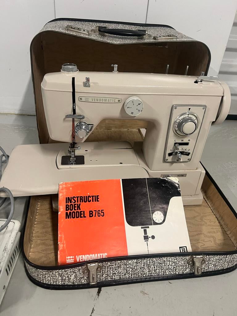 Vendomatic Naaimachine - Goed Onderhouden + koffer, Ophalen of Verzenden, Gebruikt, Naaimachine, Overige merken