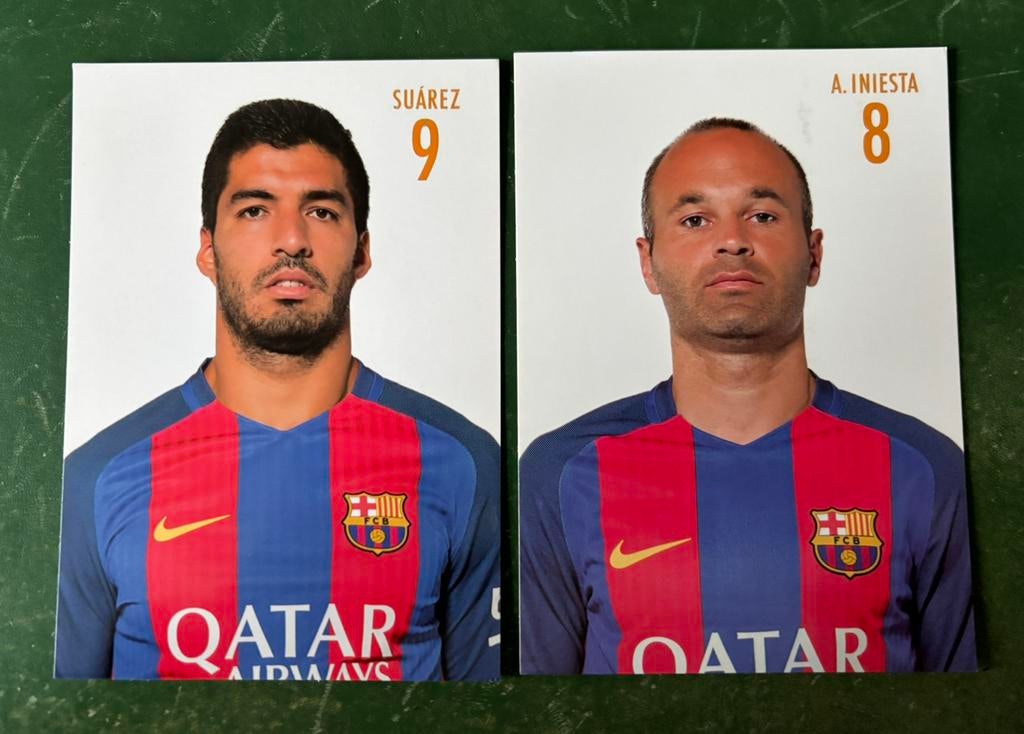 2 spelerskaarten Barcelona Luis Suarez en Iniesta, Ophalen of Verzenden, Zo goed als nieuw, Spelerskaart