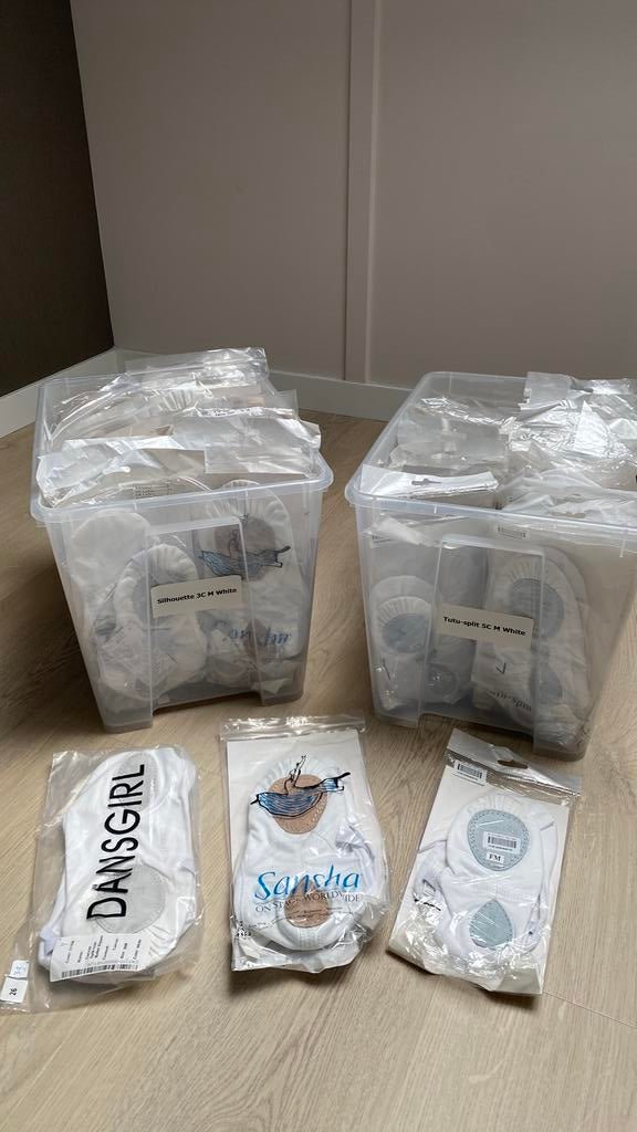 Grote partij 87 witte balletschoenen merk sansha en dansgirl, Sport en Fitness, Ballet, Ophalen of Verzenden, Nieuw, Schoenen