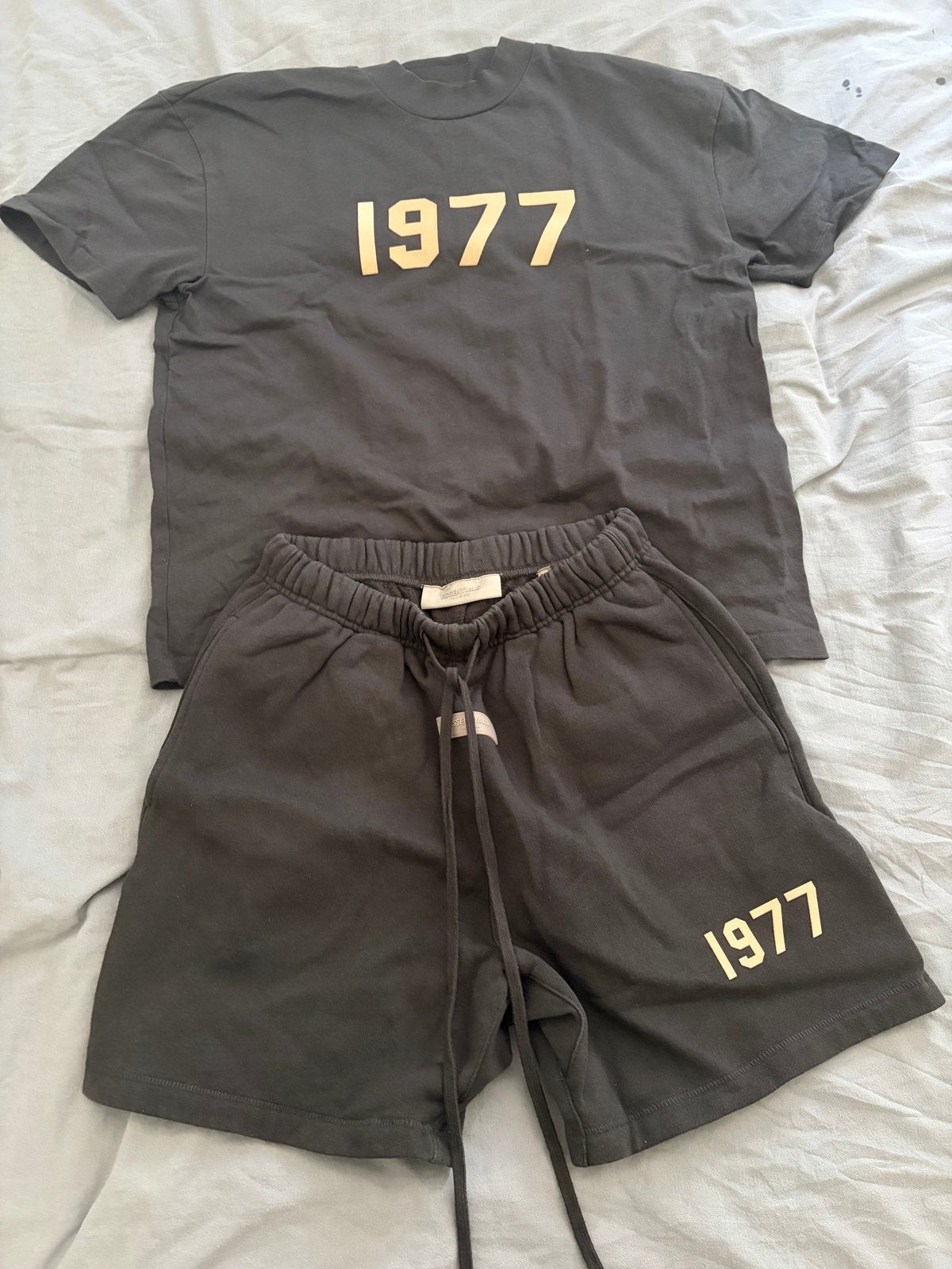 Fear of God Essentials 1977 T-shirt en short set, Kleding | Heren, T-shirts, Ophalen of Verzenden, Zo goed als nieuw, Maat 46 (S) of kleiner