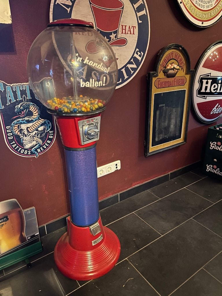 Kauwgomballenautomaat, Ophalen