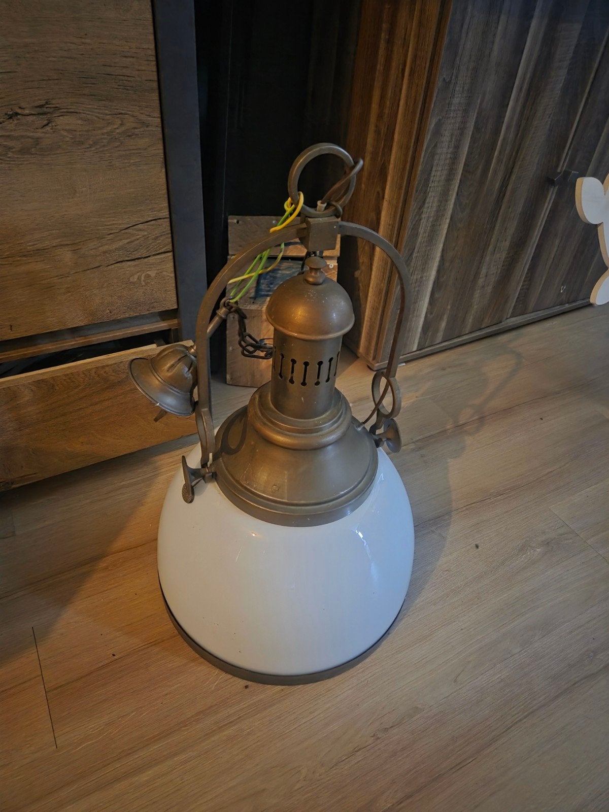 Vintage 'Old Lamps' hanglamp met wit glas en koperen details, Ophalen