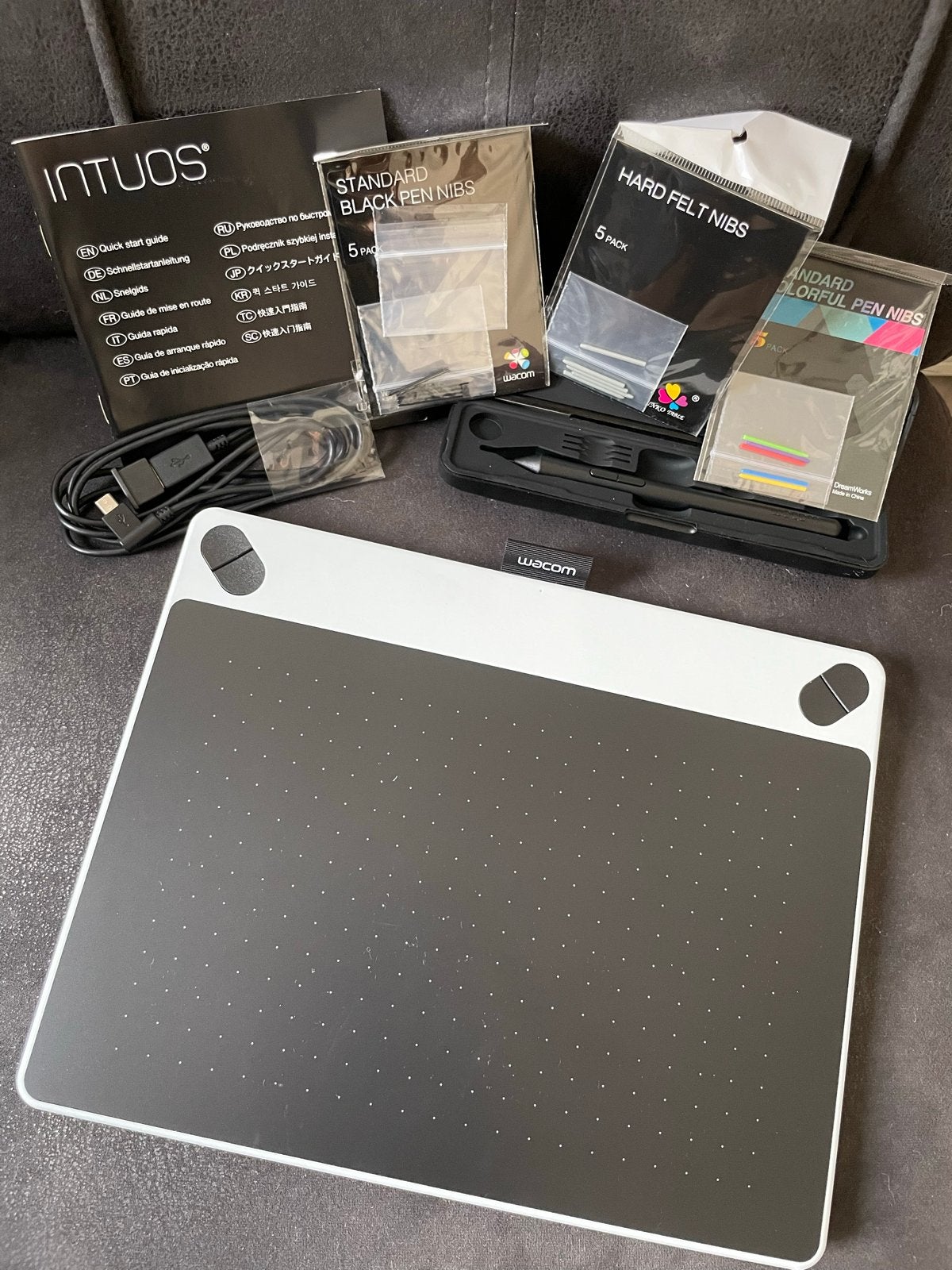 Wacom Intuos tekentablet met pen, inktsticks en tas, Ophalen of Verzenden, Multi-touch, Zo goed als nieuw, Bedraad
