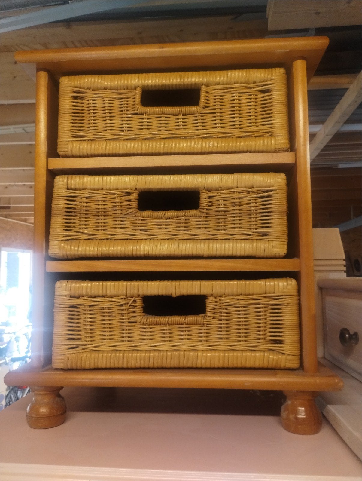 Houten kastje met 3 rieten mandjes, Ophalen, Gebruikt