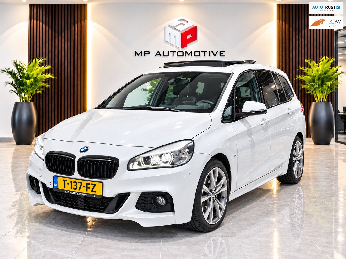 BMW 2-serie Gran Tourer 220i Centennial M-Sport|Pano|H&K|Mem, Auto's, Gebruikt, Wit, Leder, Bedrijf