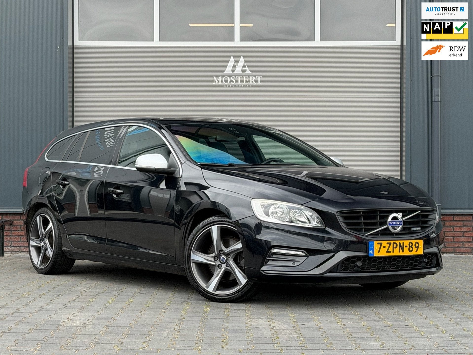 Volvo V60 1.6/150pk T3 R-Design|2015|NAP|Automaat|Trekhaak|N, Gebruikt, Zwart, 4 cilinders, 150 pk