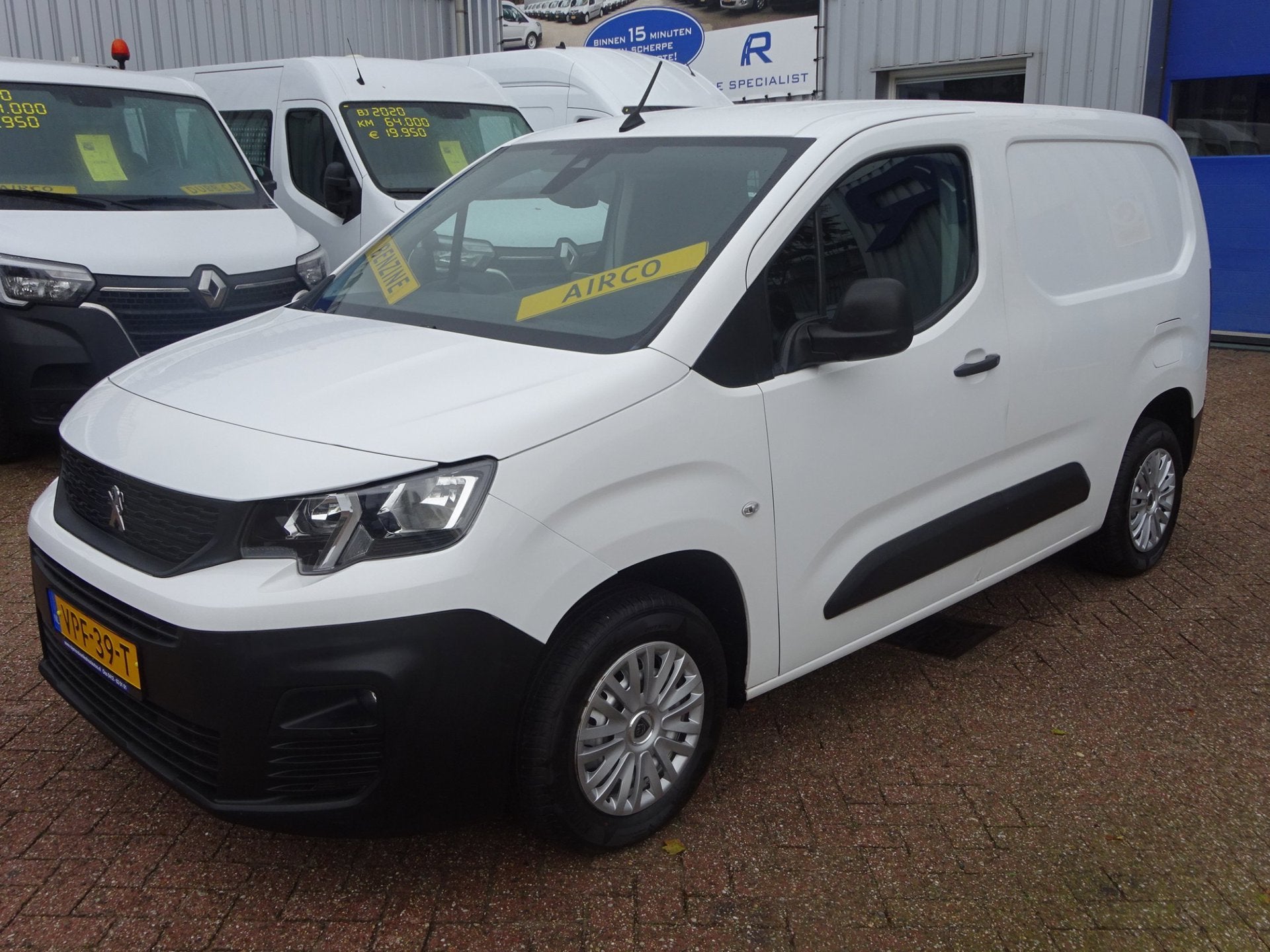 Peugeot Partner 1.2 PureTech Pro BENZINE AIRCO NAVI CRUISE C, Voorwielaandrijving, Dealer onderhouden, 1199 cc, Wit