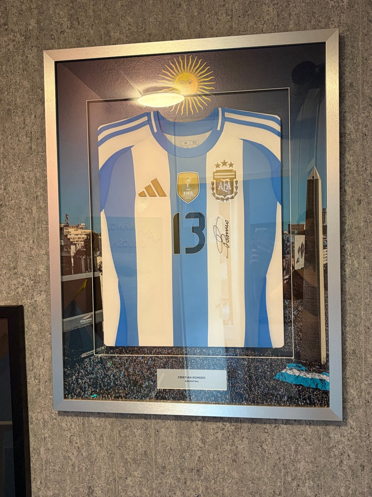 Gesigneerd Argentinië shirt Cristian Romero ingelijst, Verzamelen, Sportartikelen en Voetbal, Ophalen of Verzenden, Nieuw, Buitenlandse clubs