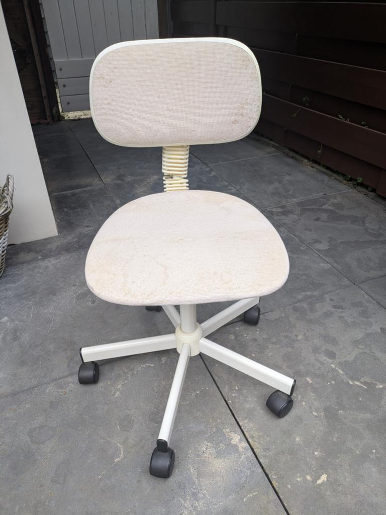 Gratis af te halen: Witte bureaustoel (gebruikt), Ophalen