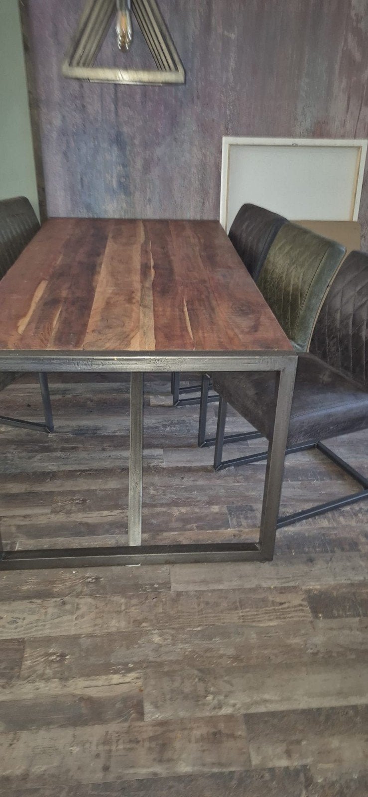 Robuuste mango eettafel met metalen onderstel en houten blad, Overige houtsoorten, Industrieel, robuust, Zo goed als nieuw, 150 tot 200 cm