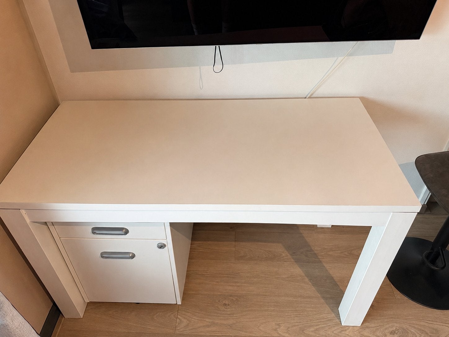 Wit bureau 135x68 cm met hangmappenkast en evt bureaustoel, Huis en Inrichting, Ophalen, Gebruikt, 135 cm, 68 cm