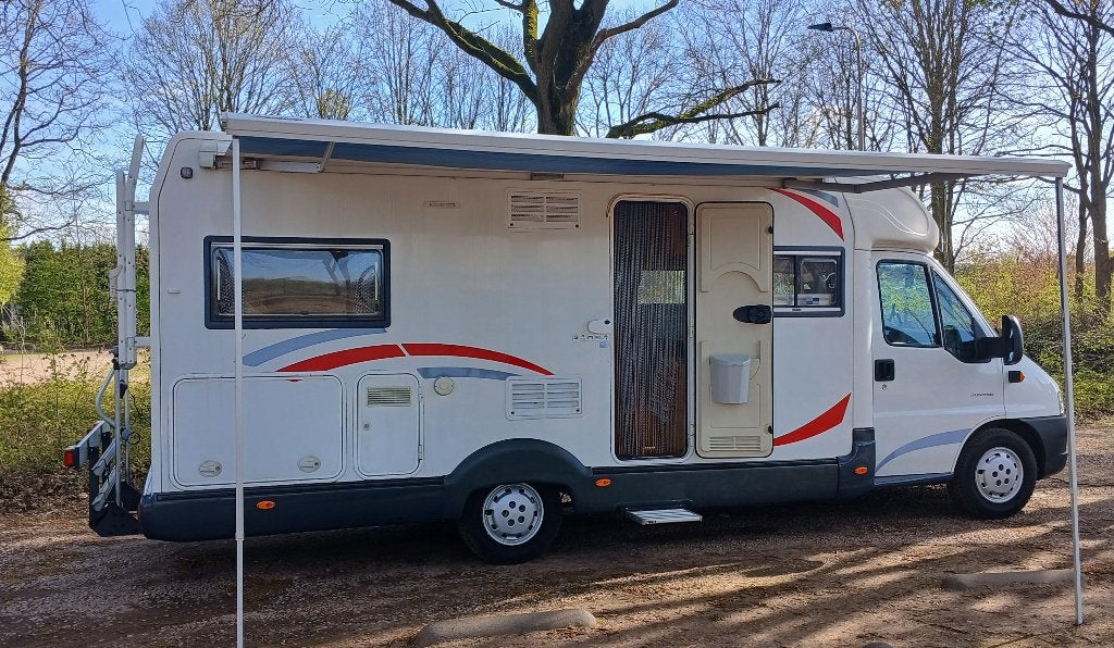 Ruime 4 persoons Camper Half integraal Rollerteam (2005), Caravans en Kamperen, Campers, Overige merken, Afzuigkap, 6 tot 7 meter