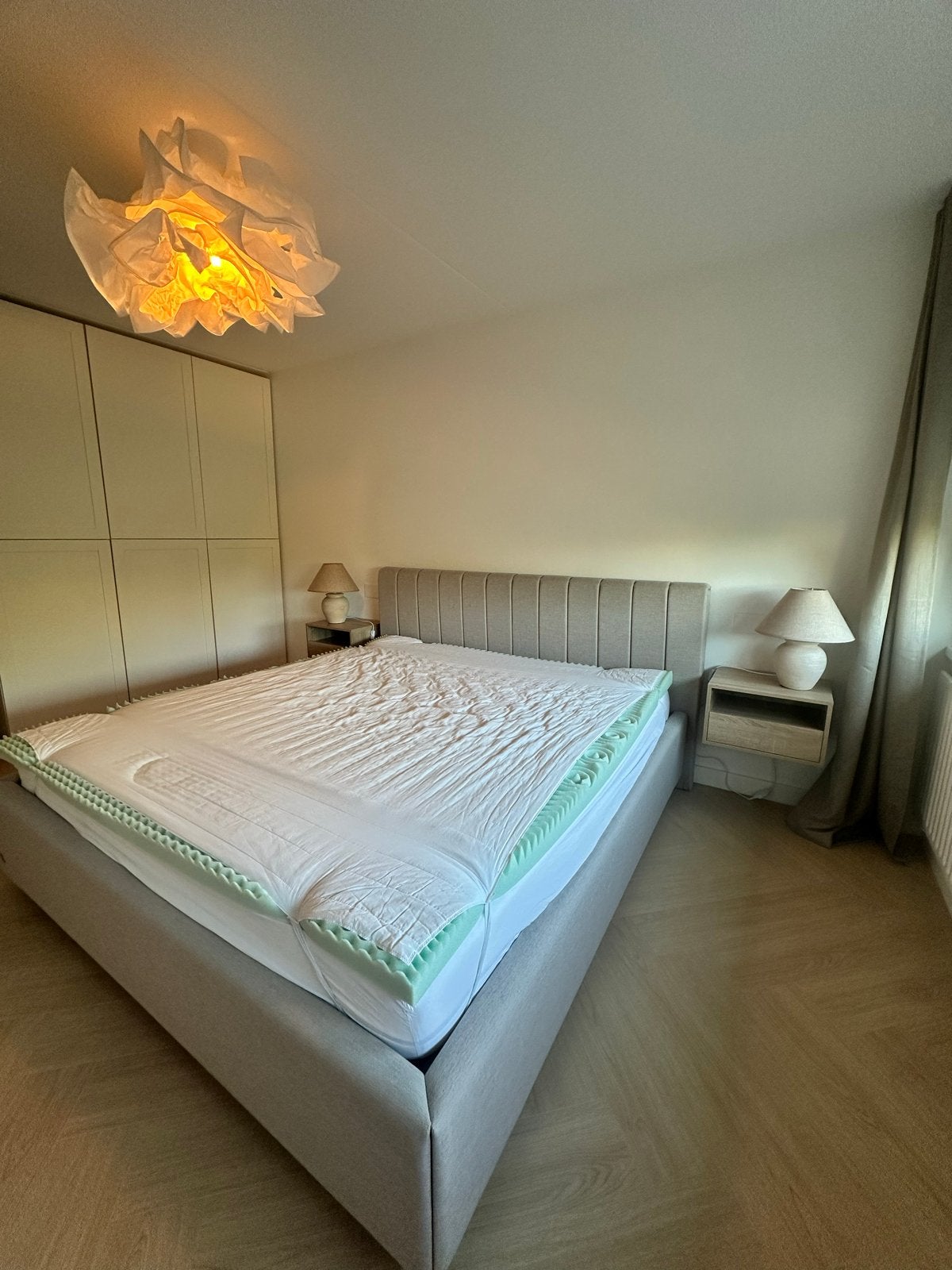 Beige Boxspring 200x210 met 2 zwevende nachtkastjes, Tweepersoons, Ophalen of Verzenden, Zo goed als nieuw, Overige maten