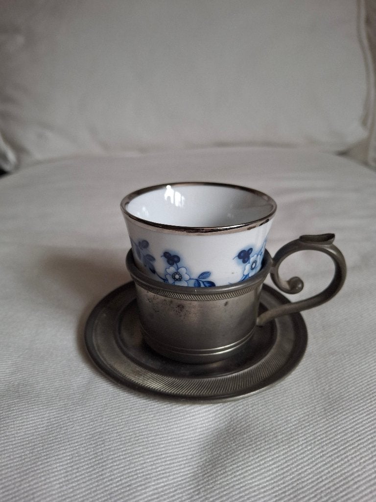 Vintage tinnen kop en schotel met porseleinen kopje, Antiek en Kunst, Ophalen