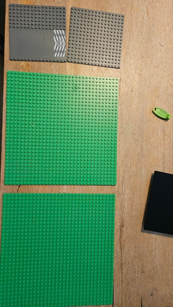 Grote partij Lego met grondplaten, wielen en figuren, Gebruikt, Overige thema's, Lego, Ophalen of Verzenden