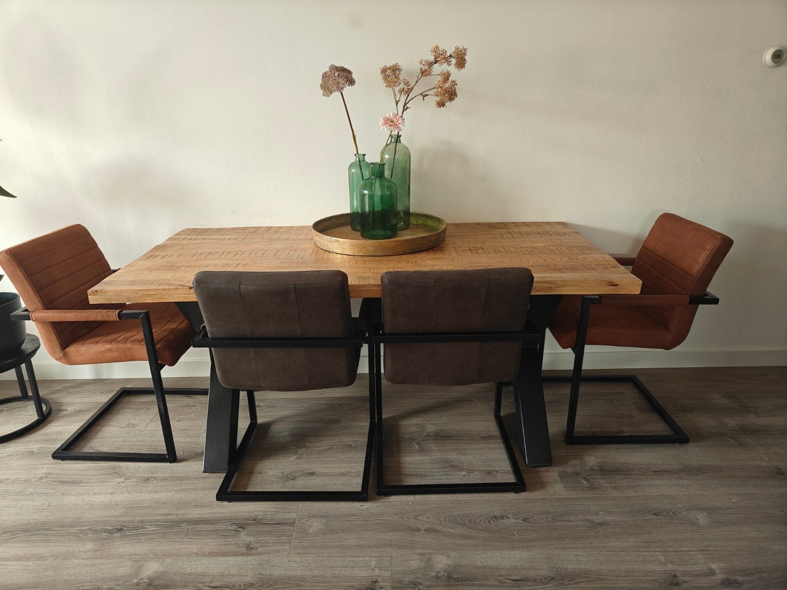 Eettafel van mangohout met metalen onderstel, Huis en Inrichting, Overige houtsoorten, Industrieel, Modern, Zo goed als nieuw