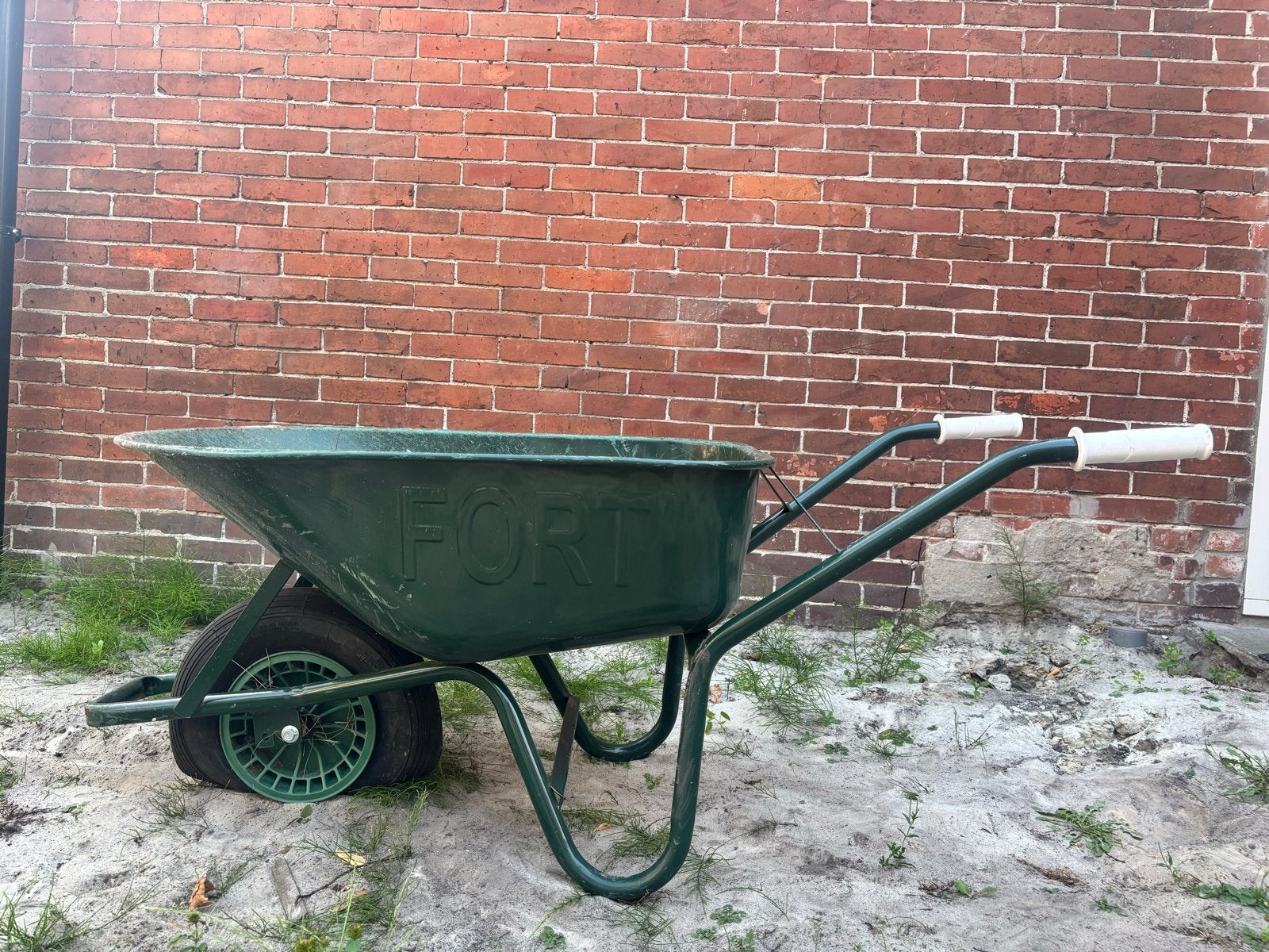 Gratis FORT Kruiwagen - Gebruikt + lekke/lege band, Tuin en Terras, Kruiwagens, Ophalen, Gebruikt, Handmatig, Tweewielig