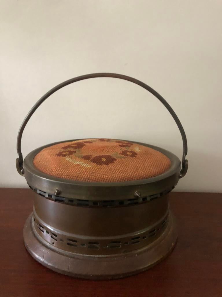 Antieke stoofje met geborduurd kussen, Antiek en Kunst, Ophalen of Verzenden, Koper of Brons