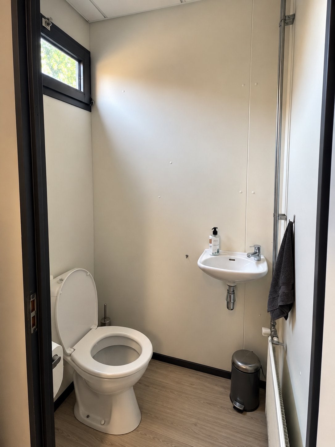 Foto 11 van Zeer ruime luxe woonunit 175 m2 met airco--CV-bedrijfsruimte